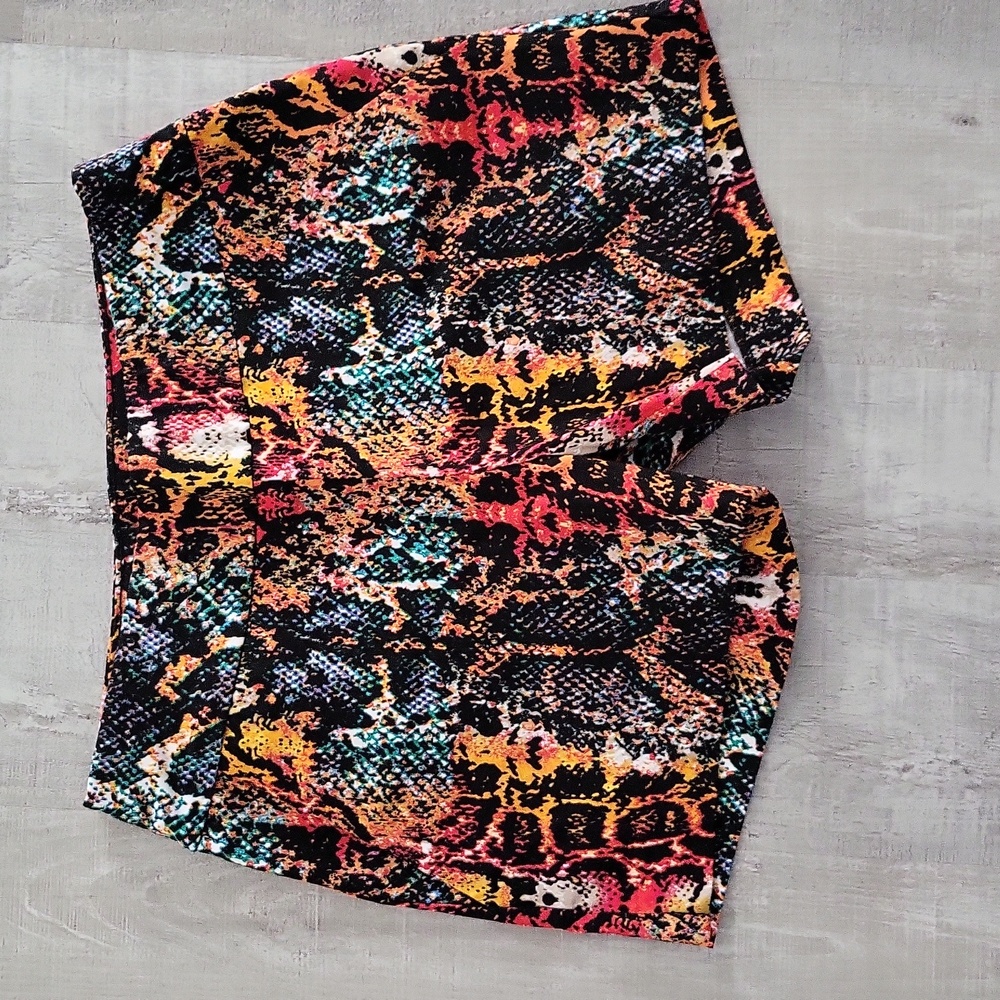 BRAND NEW New York & Company Colorful Animal Print Shorts